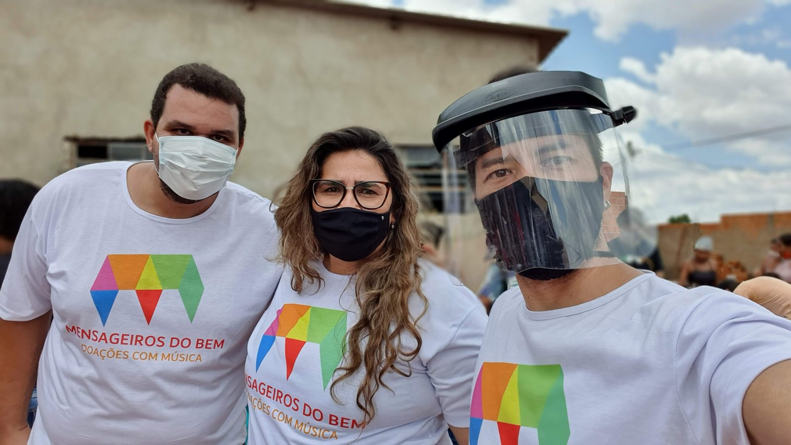 Voluntários dos Mensageiros do Bem usando máscara durante ação social na pandemia